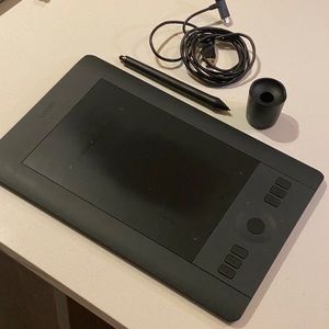 Wacom Intuos Pro Digital Graphic Drawing Tablet